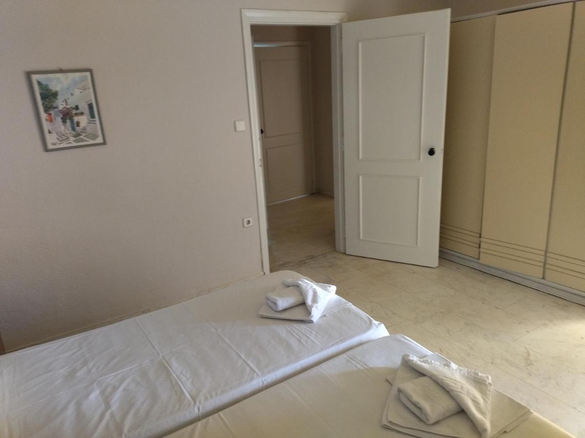 Hotel Haris On The Beach Agia Marina  ภายนอก รูปภาพ