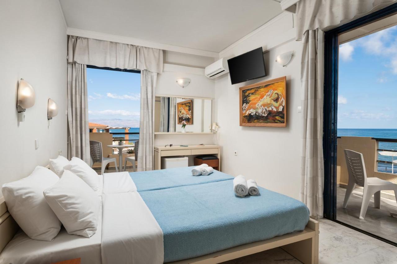 Hotel Haris On The Beach Agia Marina  ภายนอก รูปภาพ