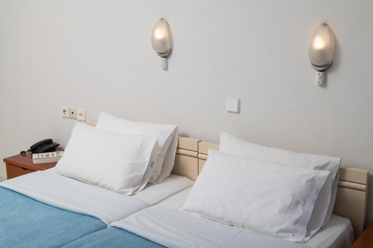 Hotel Haris On The Beach Agia Marina  ภายนอก รูปภาพ