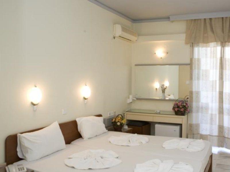 Hotel Haris On The Beach Agia Marina  ภายนอก รูปภาพ