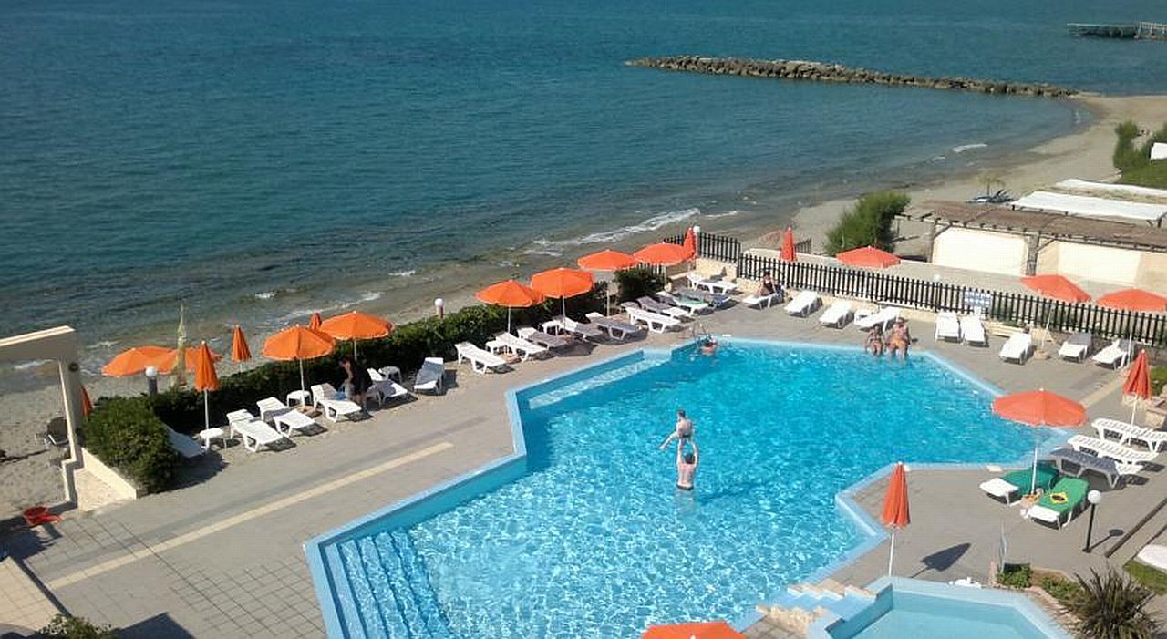 Hotel Haris On The Beach Agia Marina  ภายนอก รูปภาพ