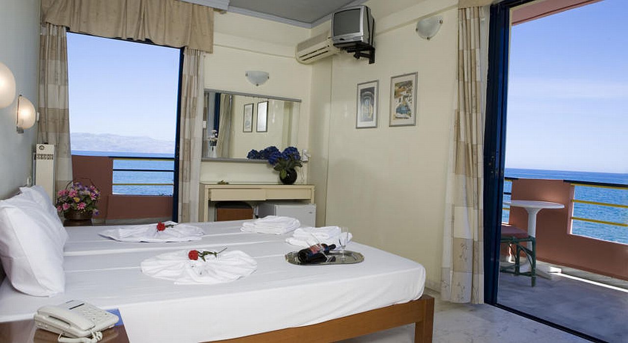 Hotel Haris On The Beach Agia Marina  ภายนอก รูปภาพ