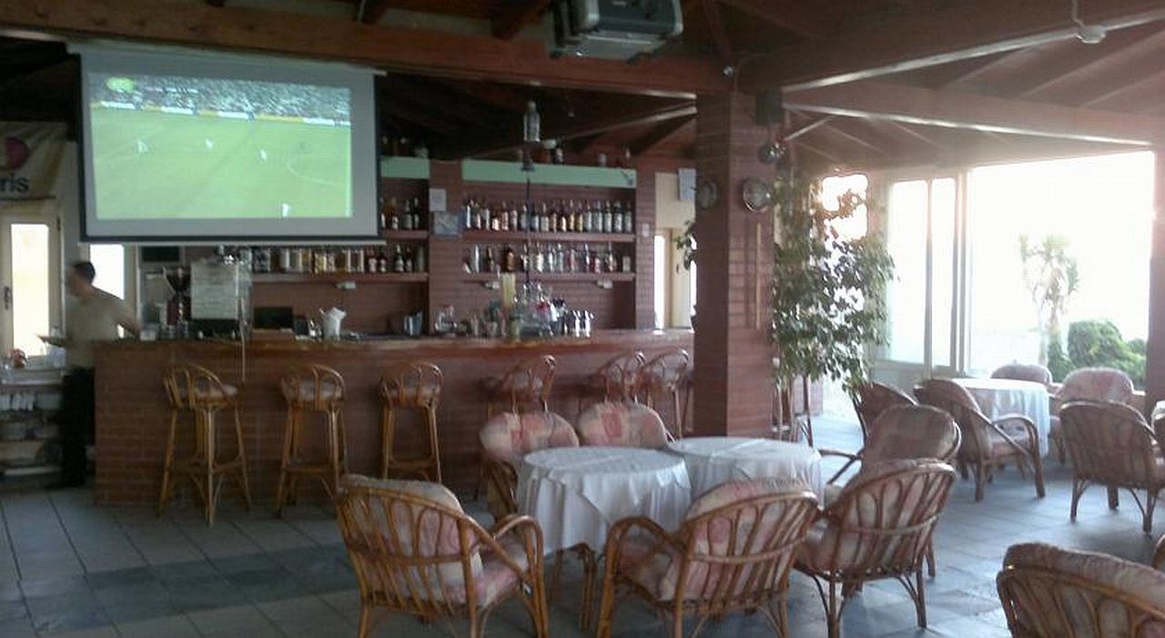 Hotel Haris On The Beach Agia Marina  ภายนอก รูปภาพ
