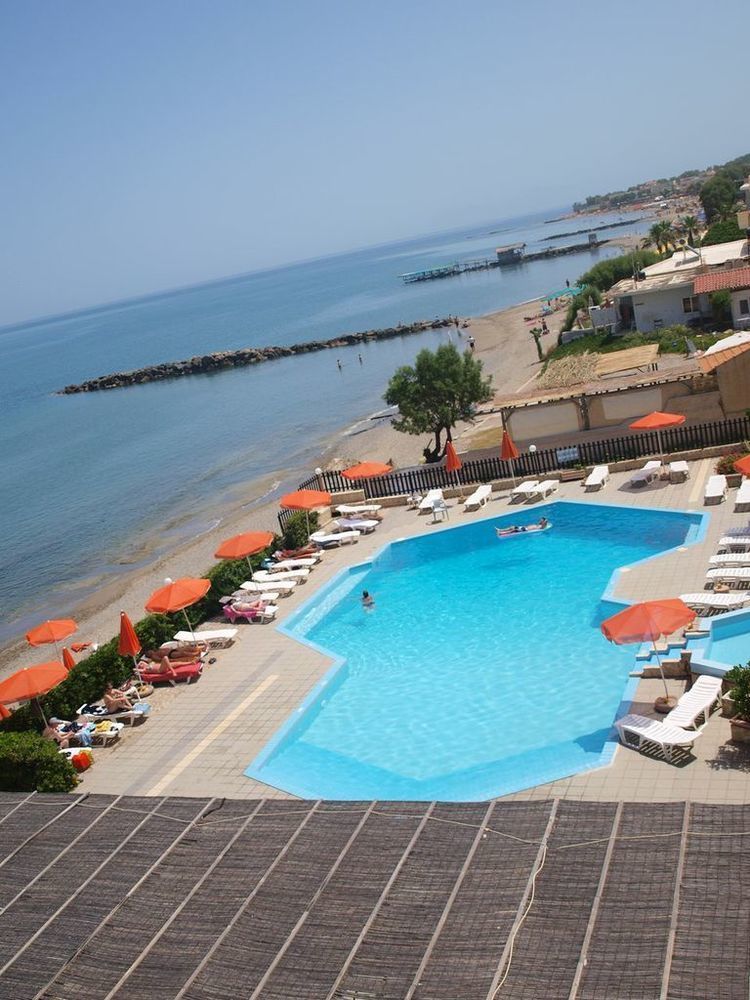 Hotel Haris On The Beach Agia Marina  ภายนอก รูปภาพ