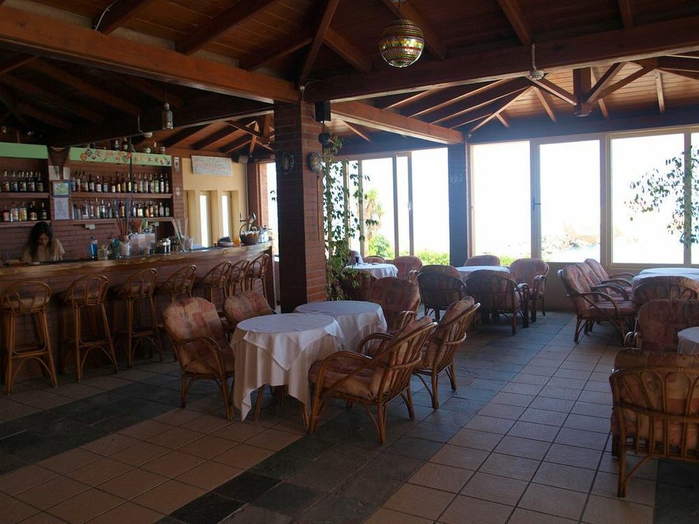 Hotel Haris On The Beach Agia Marina  ภายนอก รูปภาพ