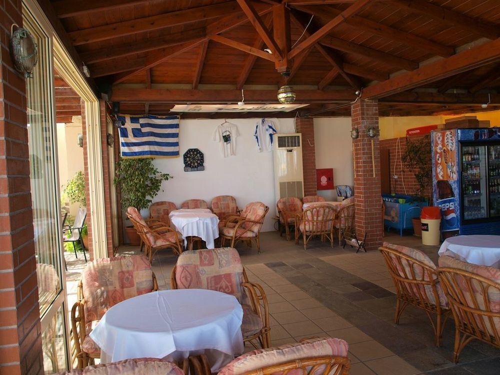 Hotel Haris On The Beach Agia Marina  ภายนอก รูปภาพ
