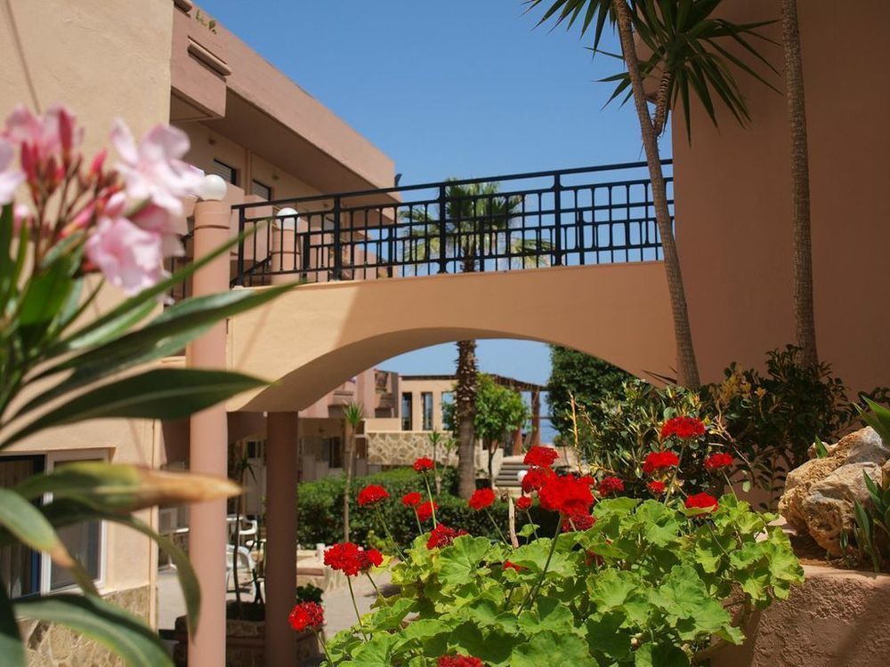 Hotel Haris On The Beach Agia Marina  ภายนอก รูปภาพ