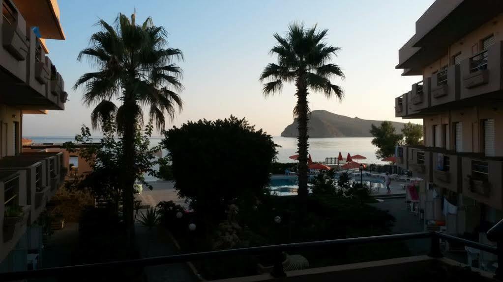 Hotel Haris On The Beach Agia Marina  ภายนอก รูปภาพ